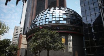 El peso y la bolsa de México caen tras datos de creación de empleos en EU