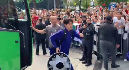 Jugadores de Corea del Sur portan sombreros de mariachi en la cálida bienvenida que tuvieron de parte de la afición de Guadalajara