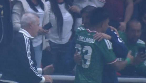 ¡Juega limpio! Javier Aguirre lleva a Jesús Gallardo a disculparse con el DT Paunovic tras manotearlo en el México-Serbia