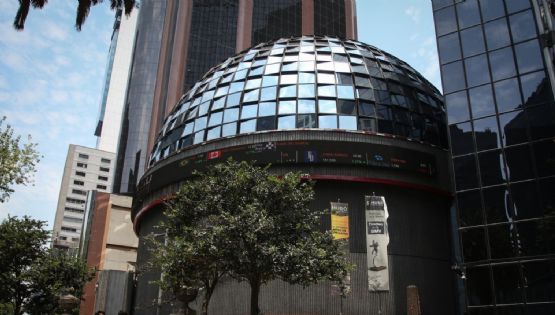 El peso y la bolsa de México caen tras datos de creación de empleos en EU
