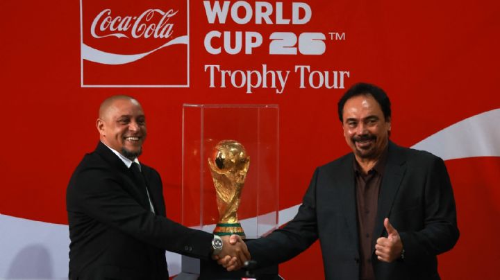 Hugo Sánchez y Roberto Carlos presentan el trofeo de la Copa del Mundo en la CDMX, donde será exhibido hasta el lunes