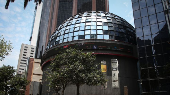 El peso y la bolsa de México caen tras datos de creación de empleos en EU