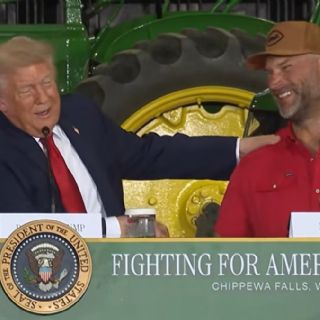 Trump se sorprende ante el físico de un granjero; no reconoció que era un Salón de la Fama de la NFL