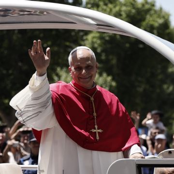 El papa León XIV confiesa que es aficionado del Real Madrid durante su vuelo a España