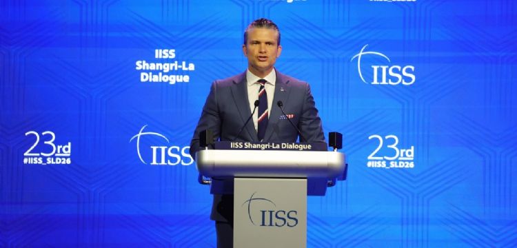 Pete Hegseth advierte a Europa de "invasión" de migrantes en discurso sobre el "Día D"