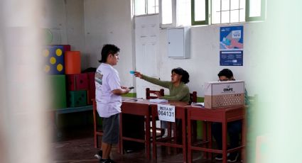 Detienen a dos miembros de un partido político en Perú por marcar 90 boletas de la elección