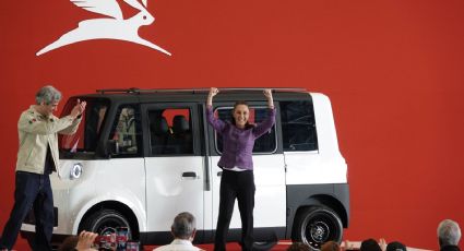 Sheinbaum revela su prototipo del automóvil Olinia tras año y medio del anuncio; prevén que circulará en las calles hasta 2027